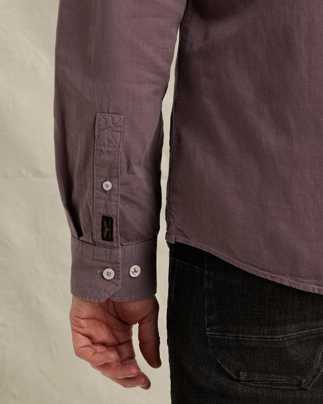 Detailansicht des PME Legend Long Sleeve Shirt Linen Garment - Moonscape Herrenhemds mit Leinenstruktur und charakteristischen PME Legend Details.