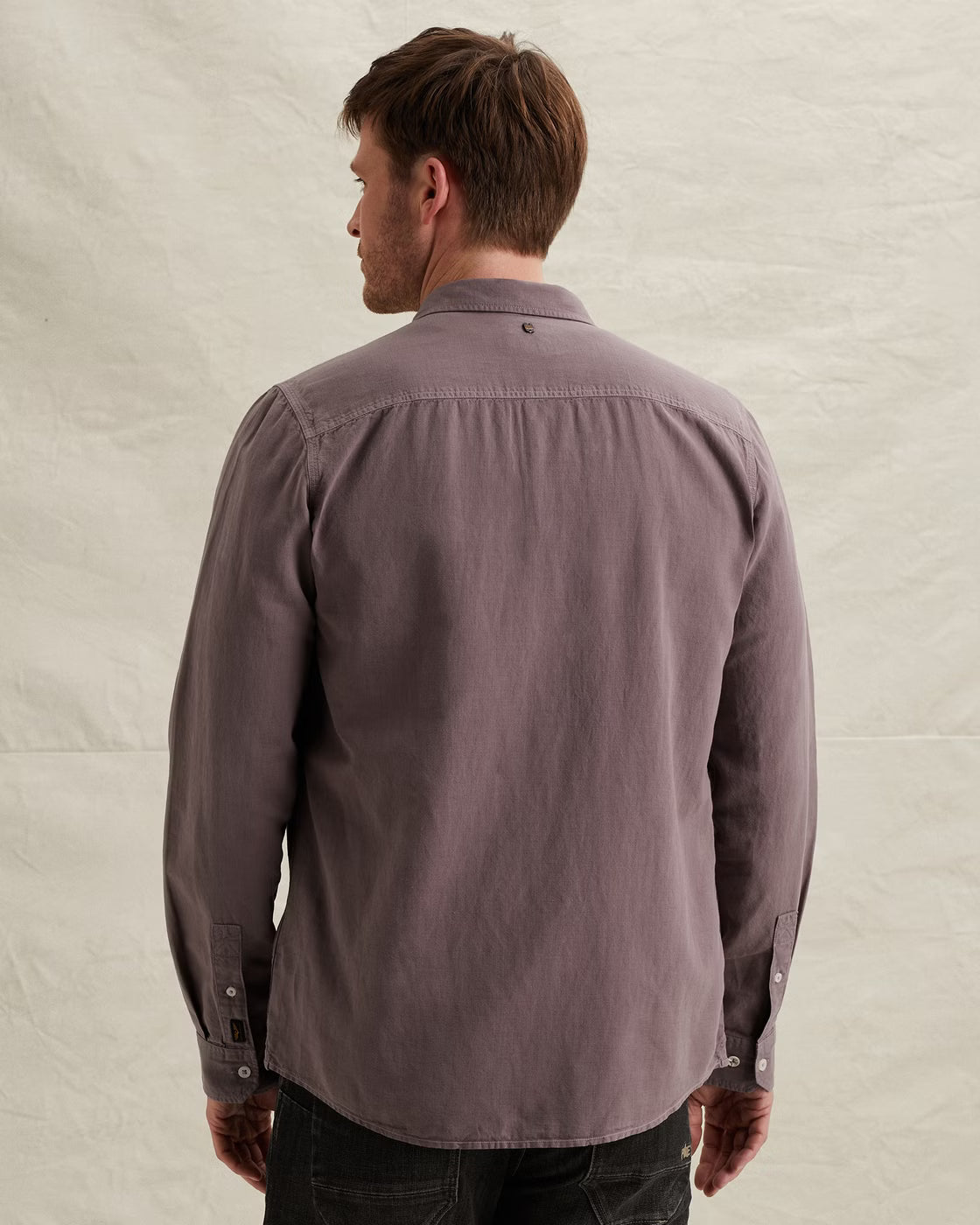 Rückansicht des PME Legend Long Sleeve Shirt Linen Garment - Moonscape Herrenhemds mit langem Arm und lässigem Schnitt.