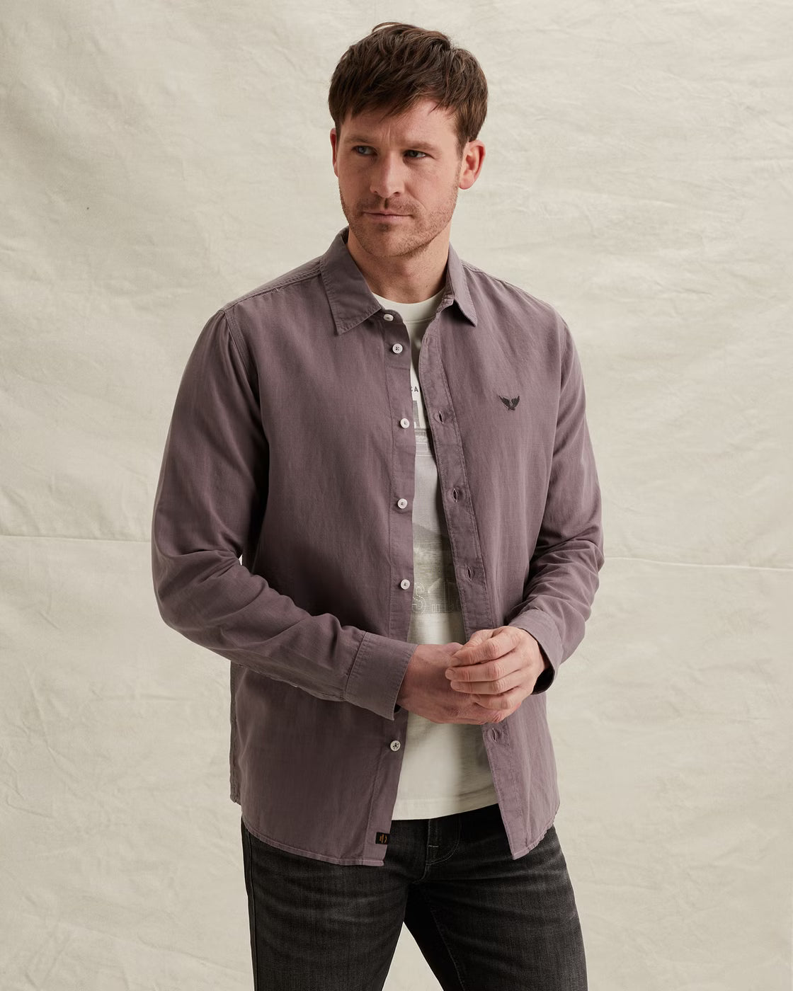 Vorderansicht des PME Legend Long Sleeve Shirt Linen Garment - Moonscape Herrenhemds aus leichtem Leinen mit Knopfleiste und Brusttaschen.