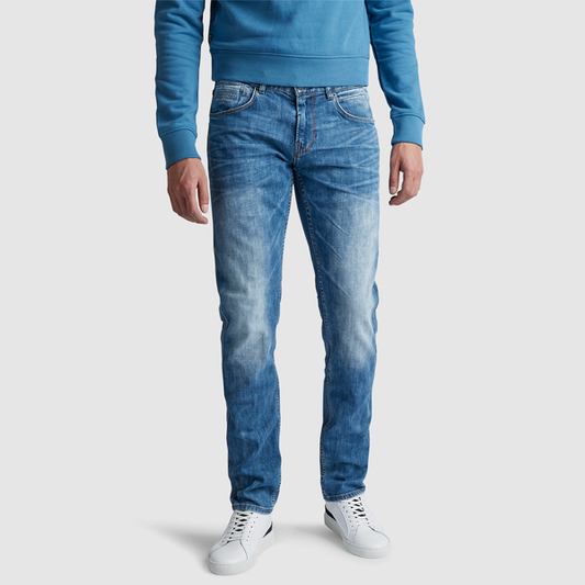 Vorderansicht der PME Legend Nightflight Jeans in der Farbe Regular Fresh Blue Stretch. Die Regular-Fit-Passform und der flexible Stretch-Denim sorgen für optimalen Komfort und einen zeitlosen Look.