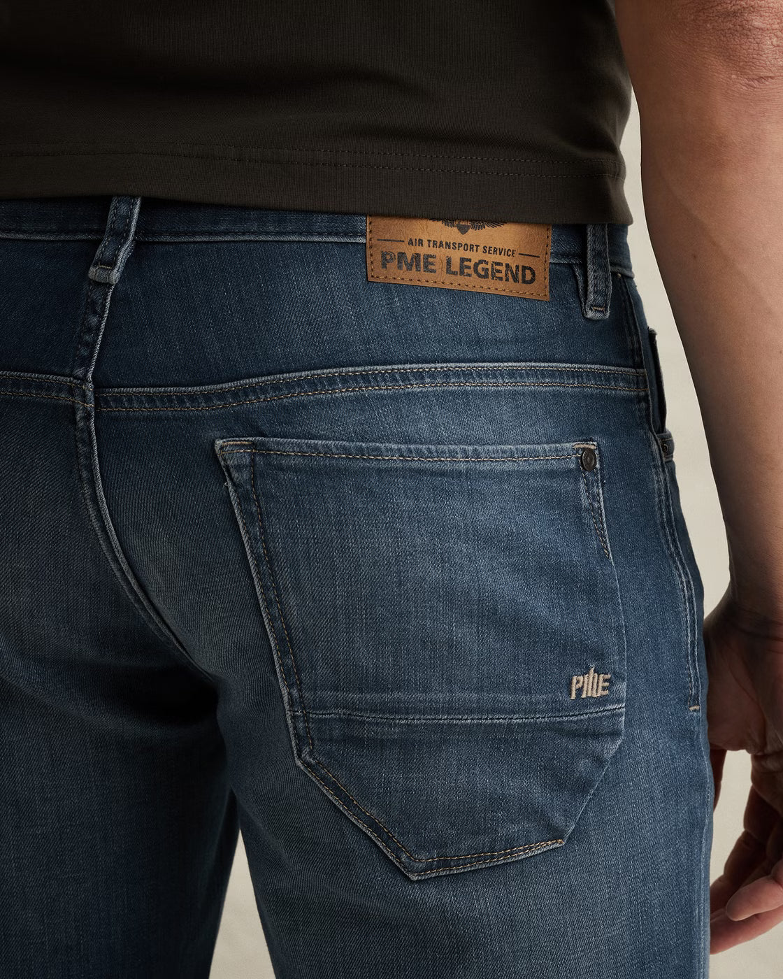 Detailansicht der PME Legend Nightflight Shorts - Mid Used Blue Herren Denimshorts mit Used-Waschung und hochwertiger Verarbeitung.