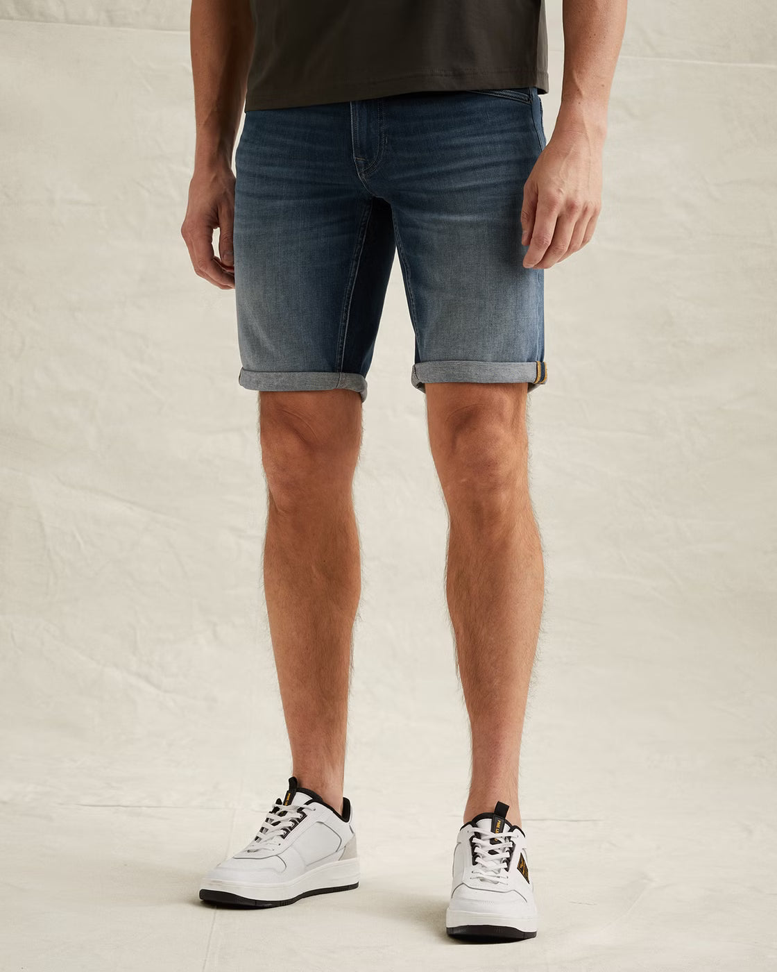 Rückansicht der PME Legend Nightflight Shorts - Mid Used Blue Herren Shorts aus Denim mit Gesäßtaschen und markanten PME Legend Details.