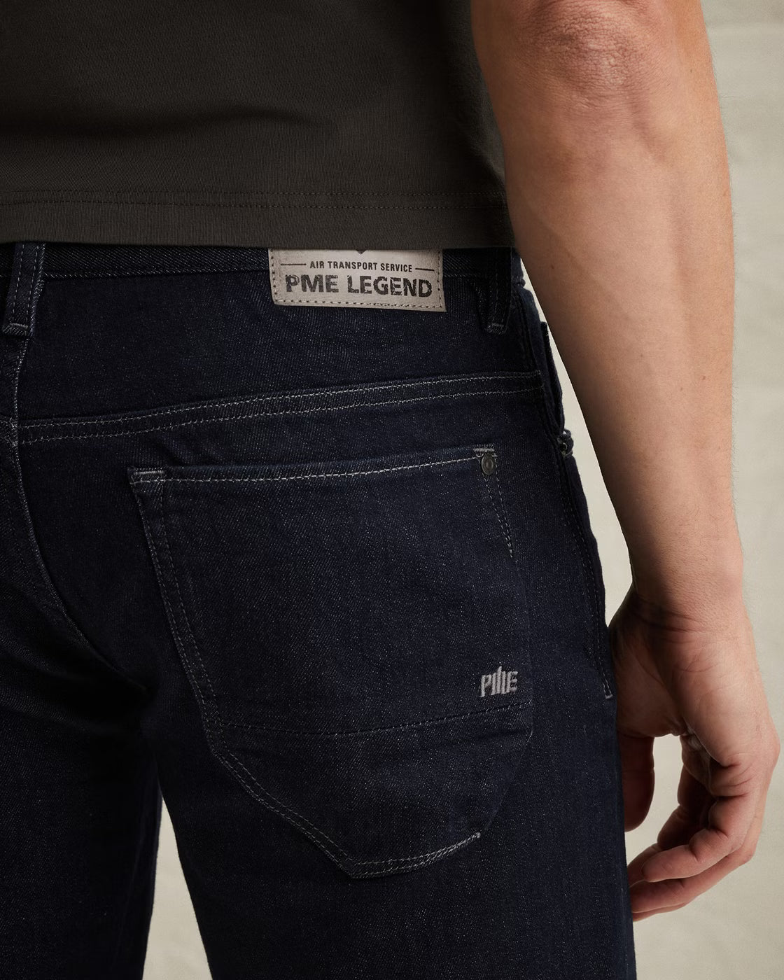 Detailansicht der PME Legend Nightflight Shorts - Night Indigo Stretch Herren Shorts mit Denimstruktur und hochwertiger Verarbeitung.