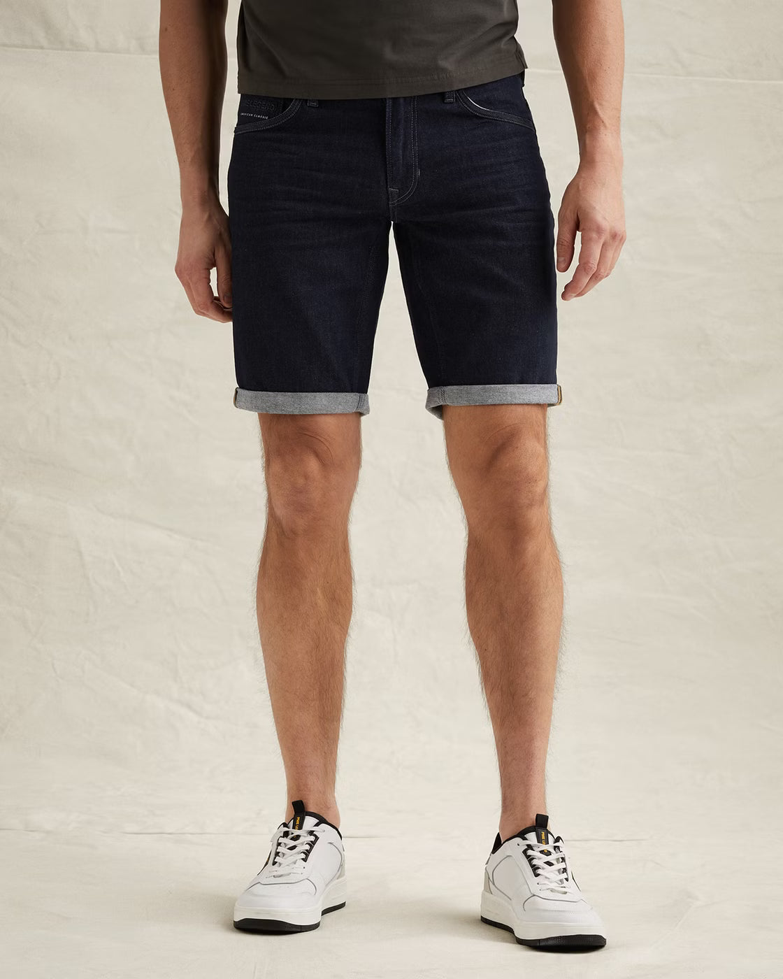 Vorderansicht der PME Legend Nightflight Shorts - Night Indigo Stretch Herren Shorts aus Stretch-Denim mit klassischem Five-Pocket-Design.