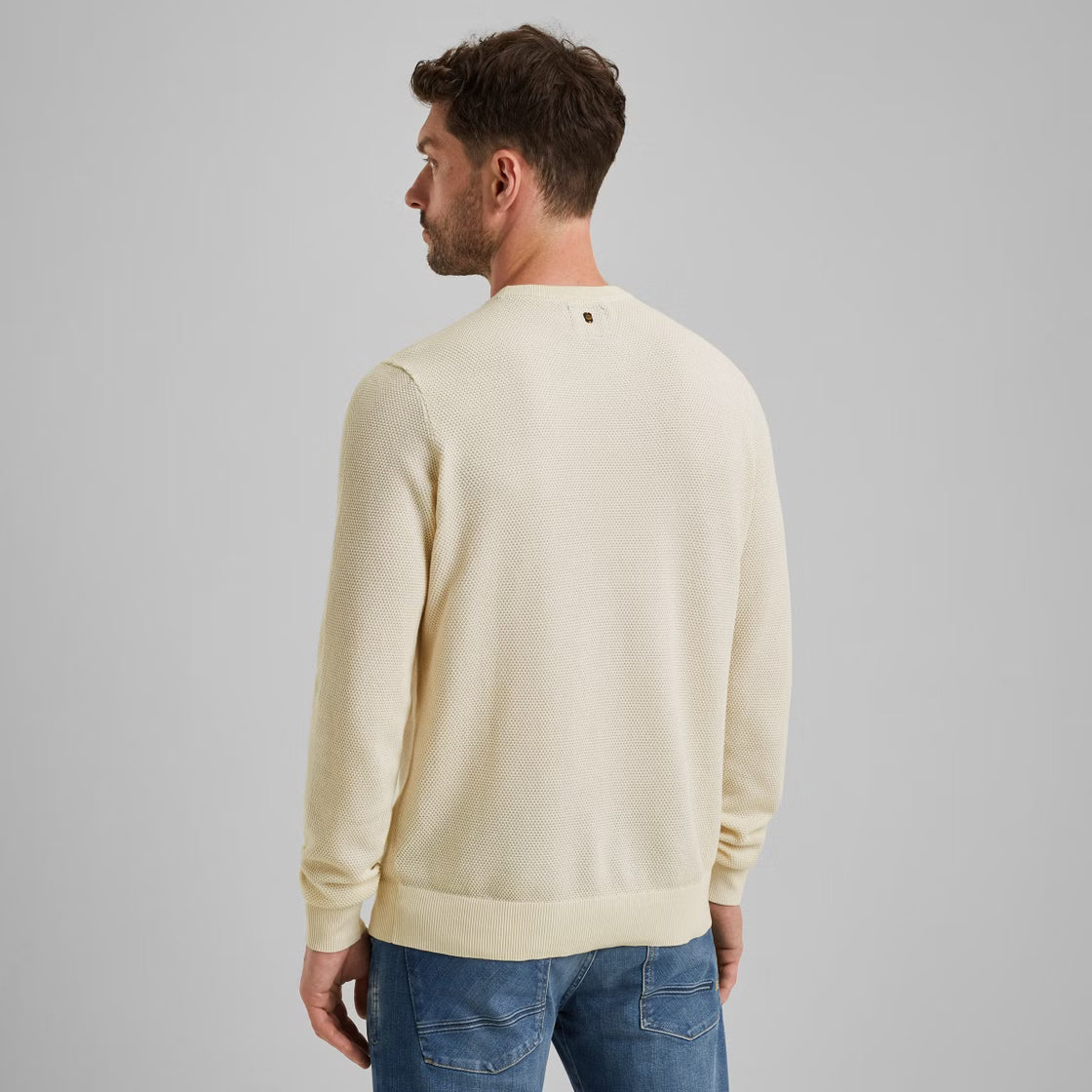 PME Legend R-Neck Cotton Modal - Bone White Melee T-Shirt in Seitenansicht am Model, bequeme Passform aus Baumwoll-Modal-Mix