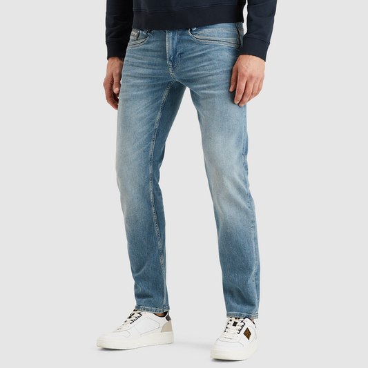 Vorderansicht der PME Legend Skyrak Jeans in der Farbe Denim Shade Fresh. Die Regular-Fit-Passform bietet ein bequemes Tragegefühl dank Komfort-Stretch und ist mit Silikonkanten an den Taschen veredelt, inspiriert von der Form eines Propellers.