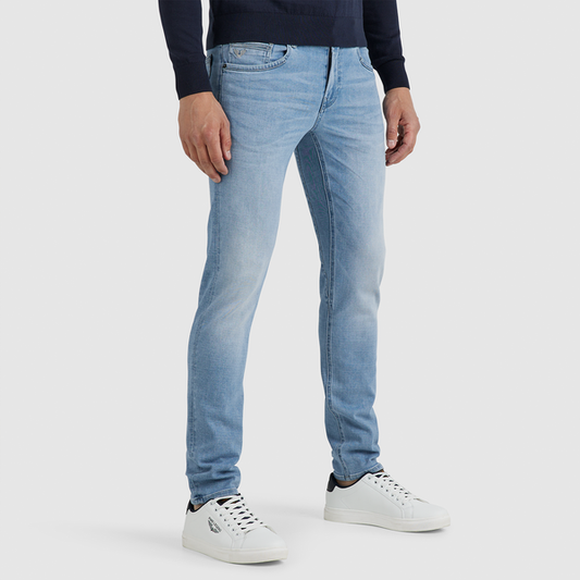 Vorderansicht der PME Legend Tailwheel Jeans in der Farbe Slim Comfort Light Blue. Die Slim-Fit-Jeans aus hochwertigem Stretch-Denim kombiniert Stil mit maximalem Komfort.