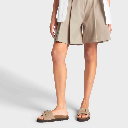 Die scholl Joyce - Dark Beige Damen Pantolette getragen im Outfit mit bequemem Fußbett und modernem Design.