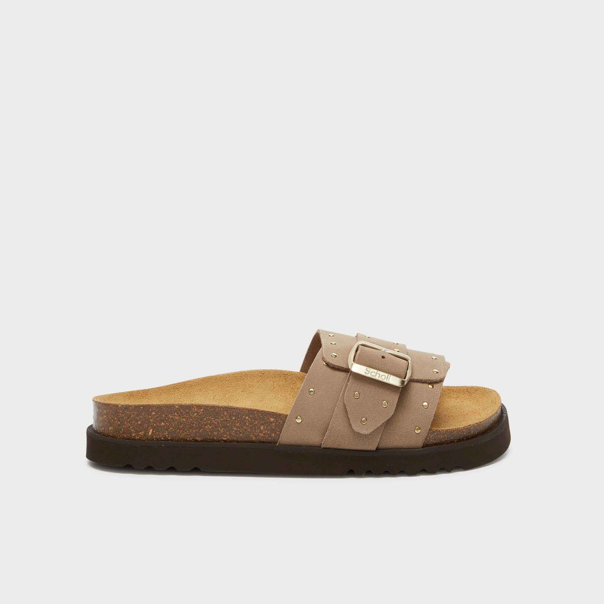 Seitenansicht der scholl Joyce - Dark Beige Damen Pantolette mit ergonomischem Fußbett, breitem Riemen und dekorativen Nieten.