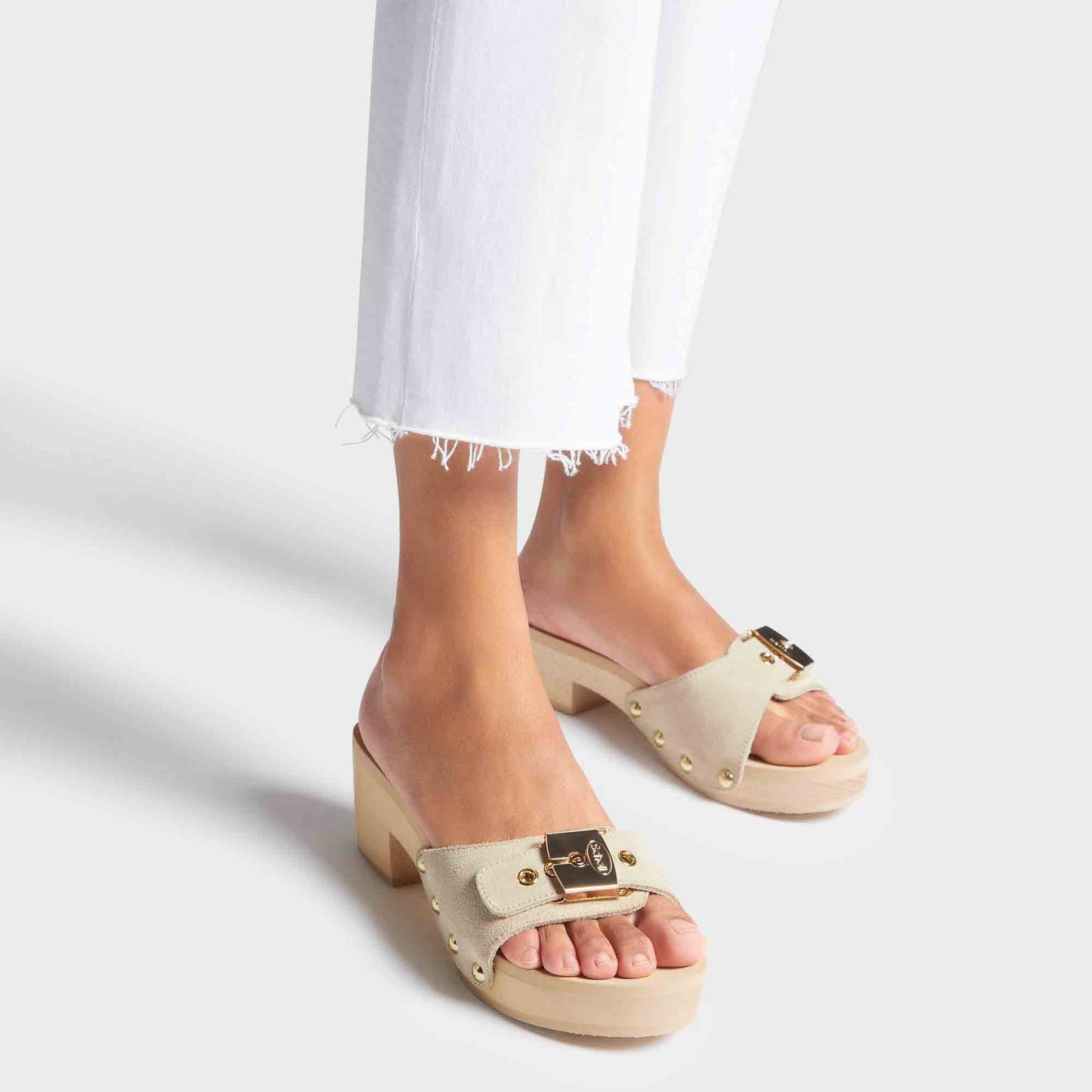 scholl Pescura Ibiza 2.0 - Dark Beige Damen Sandale am Fuß getragen mit Holzabsatz und breitem Riemen für sommerlichen Look