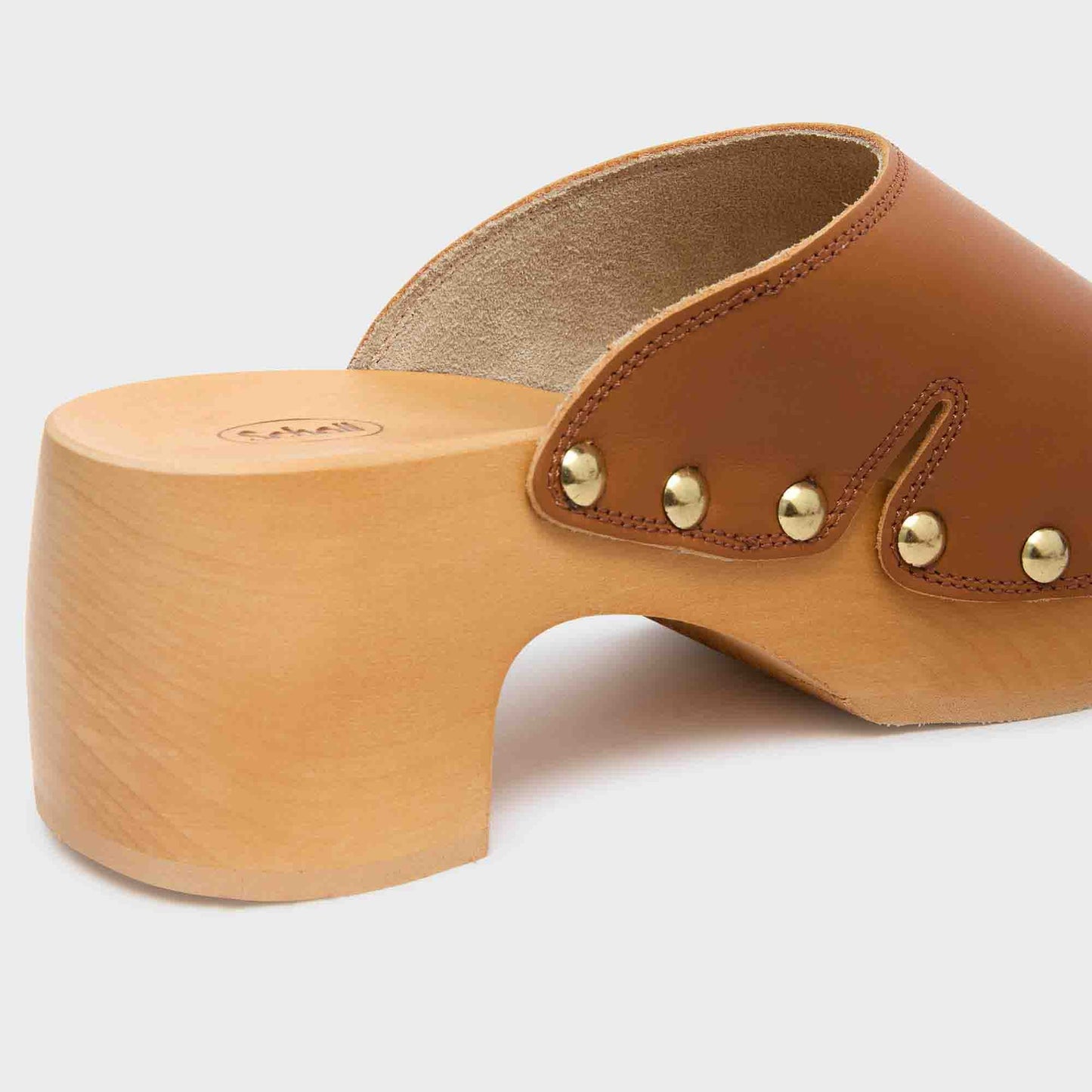 Scholl Pescura Wave - Cognac Detailansicht Lederoberteil mit goldfarbenen Nieten und Holzsohle