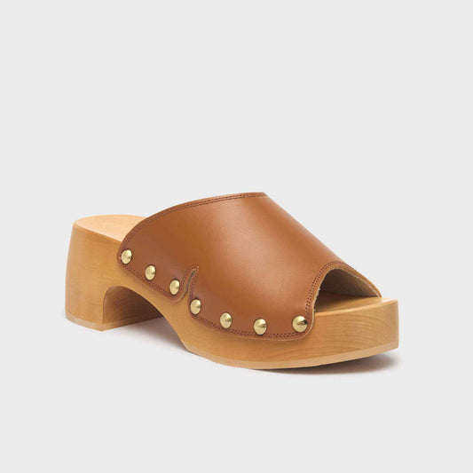 Scholl Pescura Wave - Cognac Frontansicht offener Holzclog mit Nieten und Lederoberteil