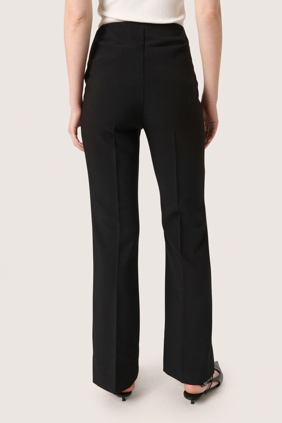 Soaked Corinne Pants Black – Rückenansicht der eleganten schwarzen Hose mit weitem Bein für Damen