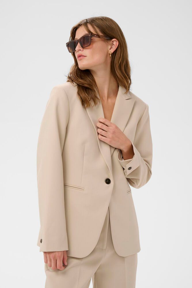 Soaked Corinne Short Blazer - Oatmeal von vorne getragen, stilvoller kurzer Blazer in Beige mit Ein-Knopf-Verschluss und zeitlosem Design