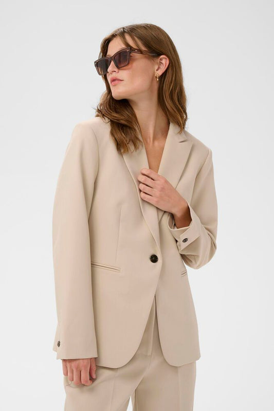 Soaked Corinne Short Blazer - Oatmeal von vorne getragen, stilvoller kurzer Blazer in Beige mit Ein-Knopf-Verschluss und zeitlosem Design