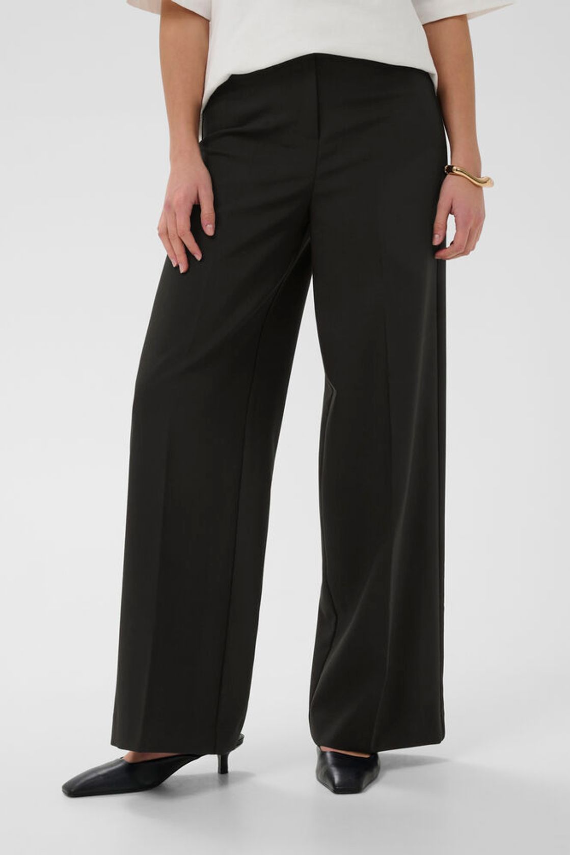 Soaked Corinne Wide Long Pants Black in der Frontansicht – schwarze, weit geschnittene Stoffhose für Business und Alltag.