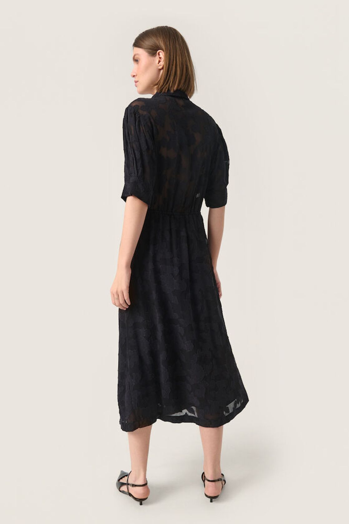 Soaked Felisia Shirt Dress Black Rückenansicht – schwarzes Midikleid mit transparenten Details und halblangen Ärmeln