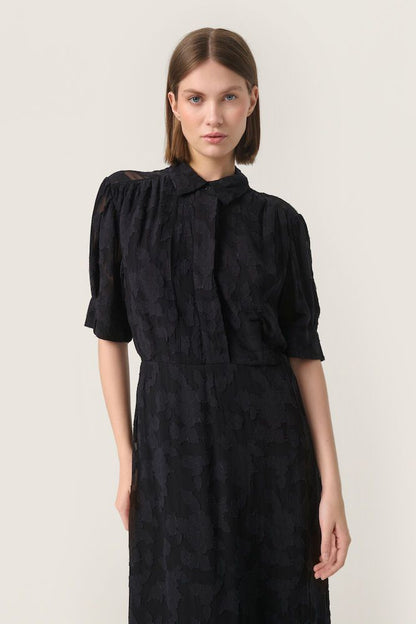 Soaked Felisia Shirt Dress Black Nahaufnahme – Oberteil mit Kragen, verdeckter Knopfleiste und strukturierter Oberfläche