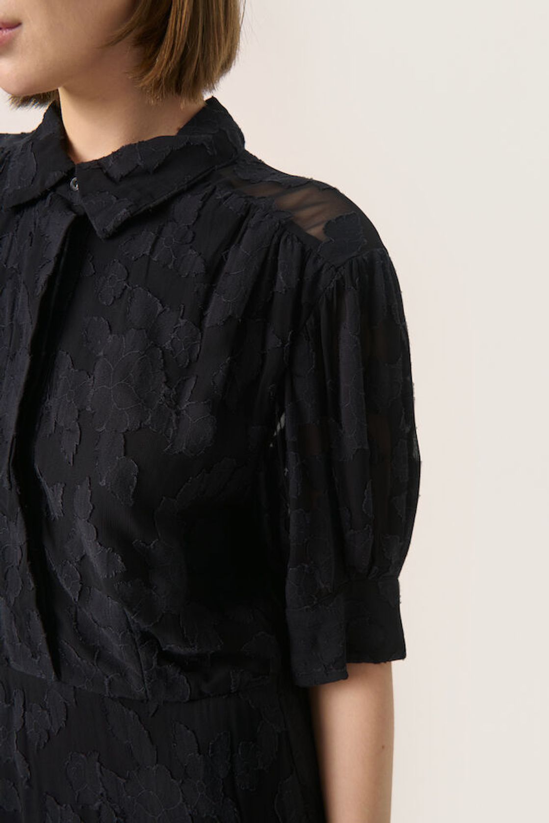 Soaked Felisia Shirt Dress Black Detailaufnahme – florale Struktur und transparente Schulterpartie am Ärmel