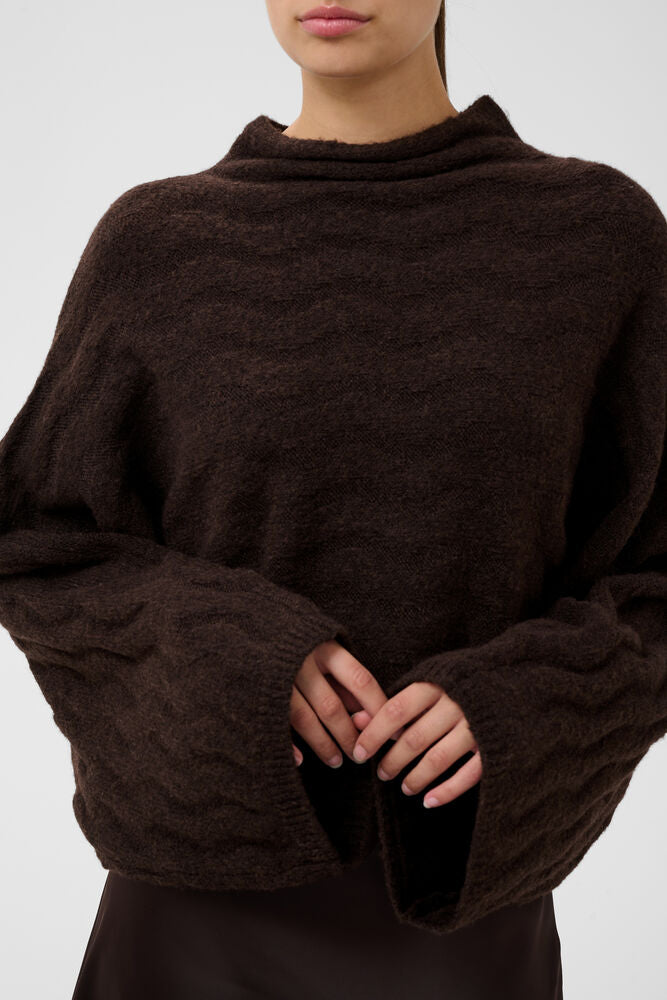 Detailansicht des Soaked Idalia Poncho Pullovers in Ganache Melange mit weiten Ärmeln, weichem Strick und lockerem Kragen