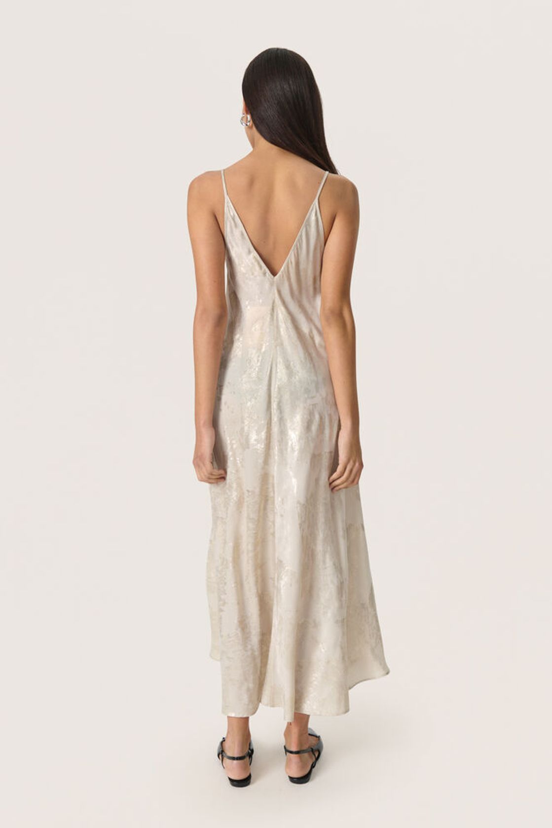 Rückansicht des Soaked Kitty Strap Dress - Ancient Scroll Metallic Print mit tiefem V-Ausschnitt und schmalen Trägern in schimmerndem Stoff.