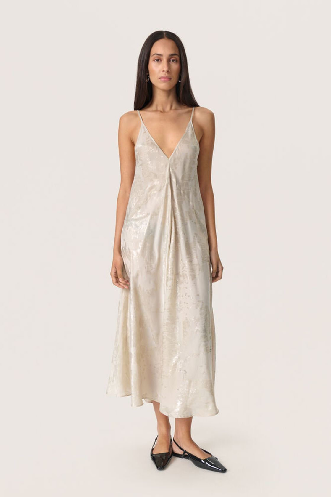 Studioaufnahme von vorne des Soaked Kitty Strap Dress - Ancient Scroll Metallic Print mit fließender Passform und Metallic-Finish.