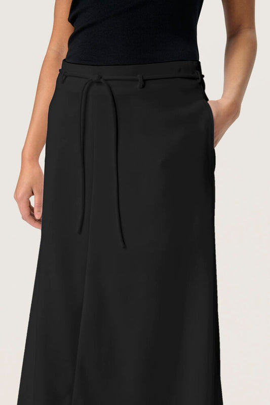 Detailaufnahme der Taille vom Soaked Malika Midi Skirt - Black mit Bindegürtel und Seitentaschen