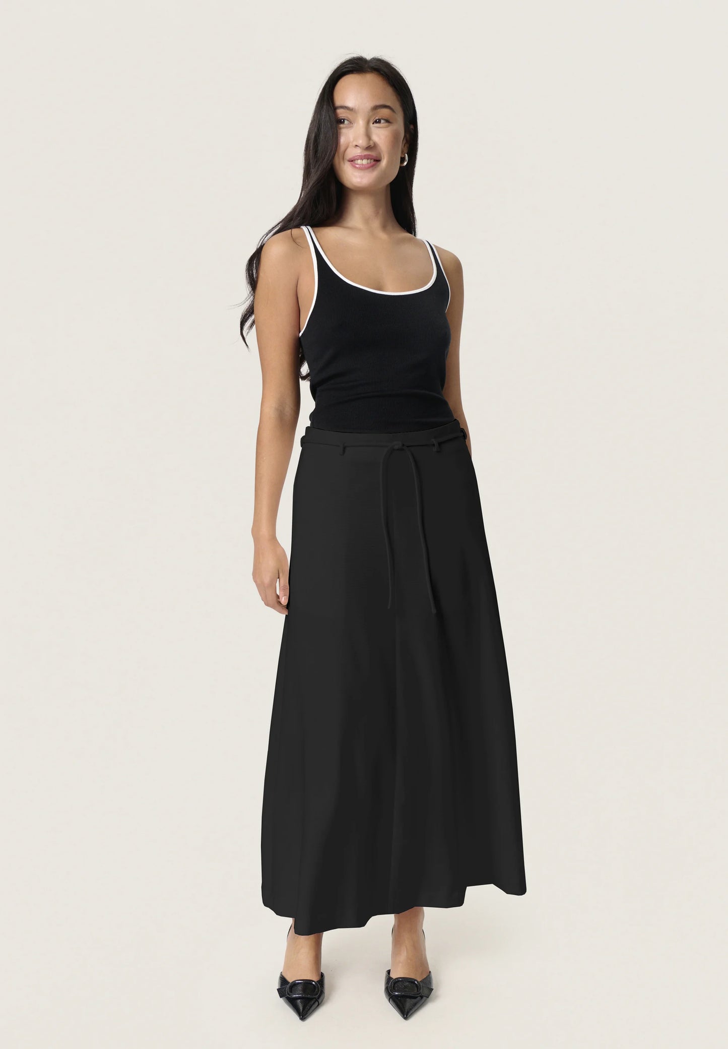 Soaked Malika Midi Skirt - Black, eleganter schwarzer Midirock in Midi-Länge, Frontansicht am Model