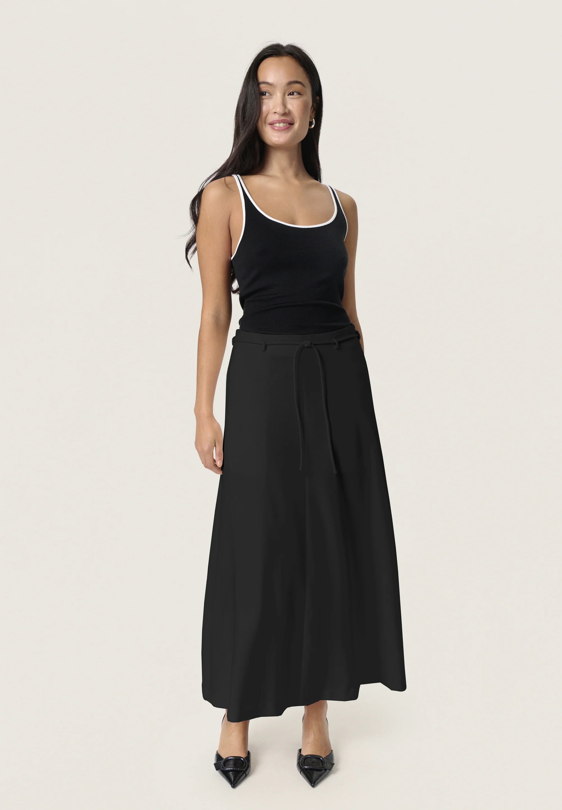 Soaked Malika Midi Skirt - Black, eleganter schwarzer Midirock in Midi-Länge, Frontansicht am Model