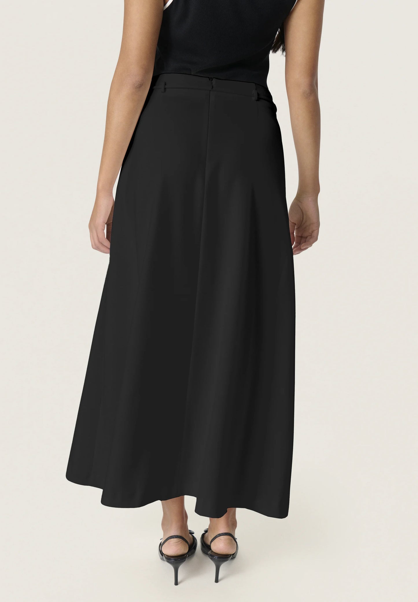Soaked Malika Midi Skirt - Black, schwarzer Midirock in fließender A-Linie, Rückenansicht mit elastischem Bund