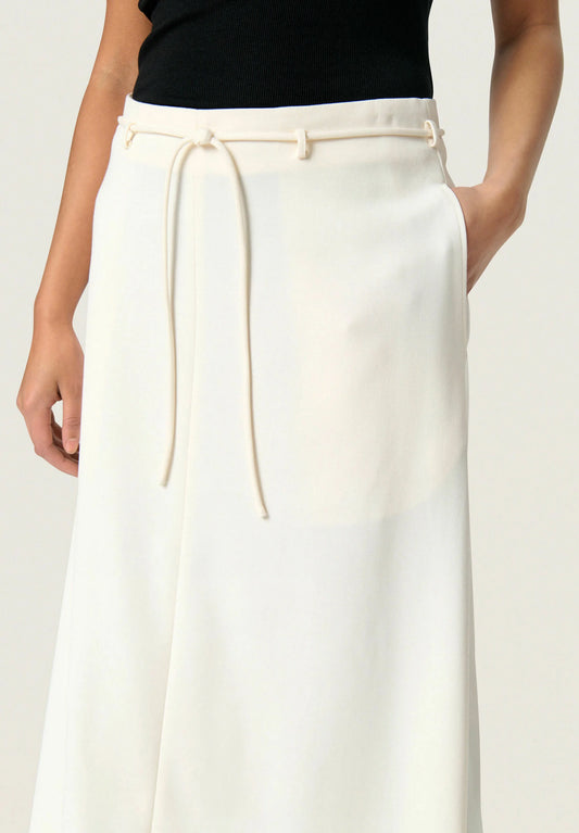 Soaked Malika Midi Skirt - Broken White Detailaufnahme vom Bund mit Tunnelzug und hochwertiger Stoffqualität