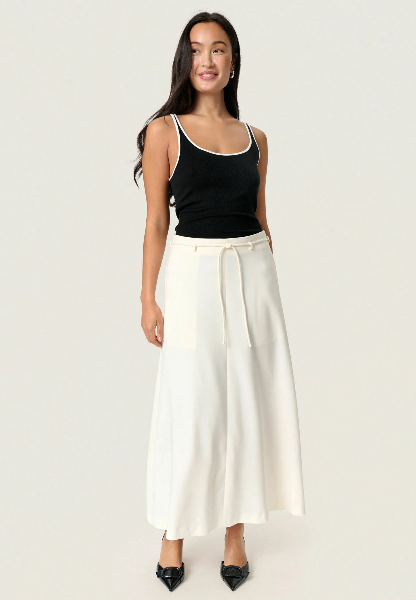 Soaked Malika Midi Skirt - Broken White in Vorderansicht, eleganter Midirock mit Bindeband und modernem Design