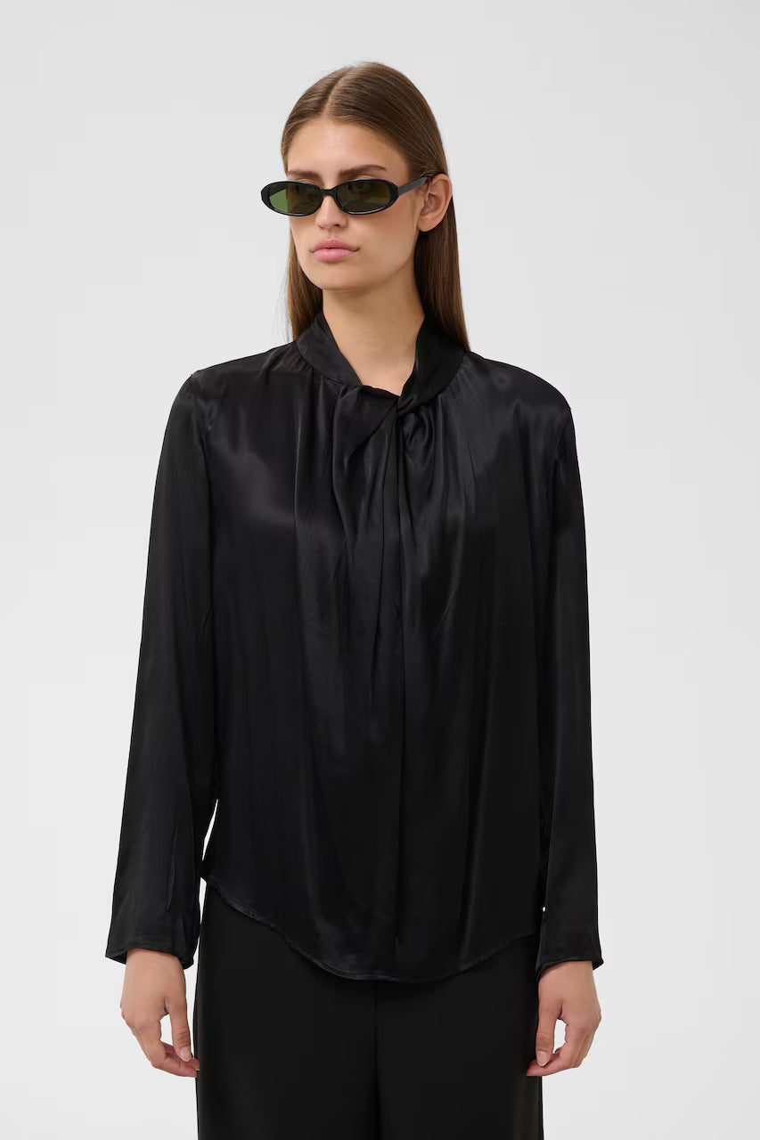 Soaked Nadeya Blouse Black Damenbluse mit glänzender Optik, langen Ärmeln und elegantem Schlifendetail am Ausschnitt