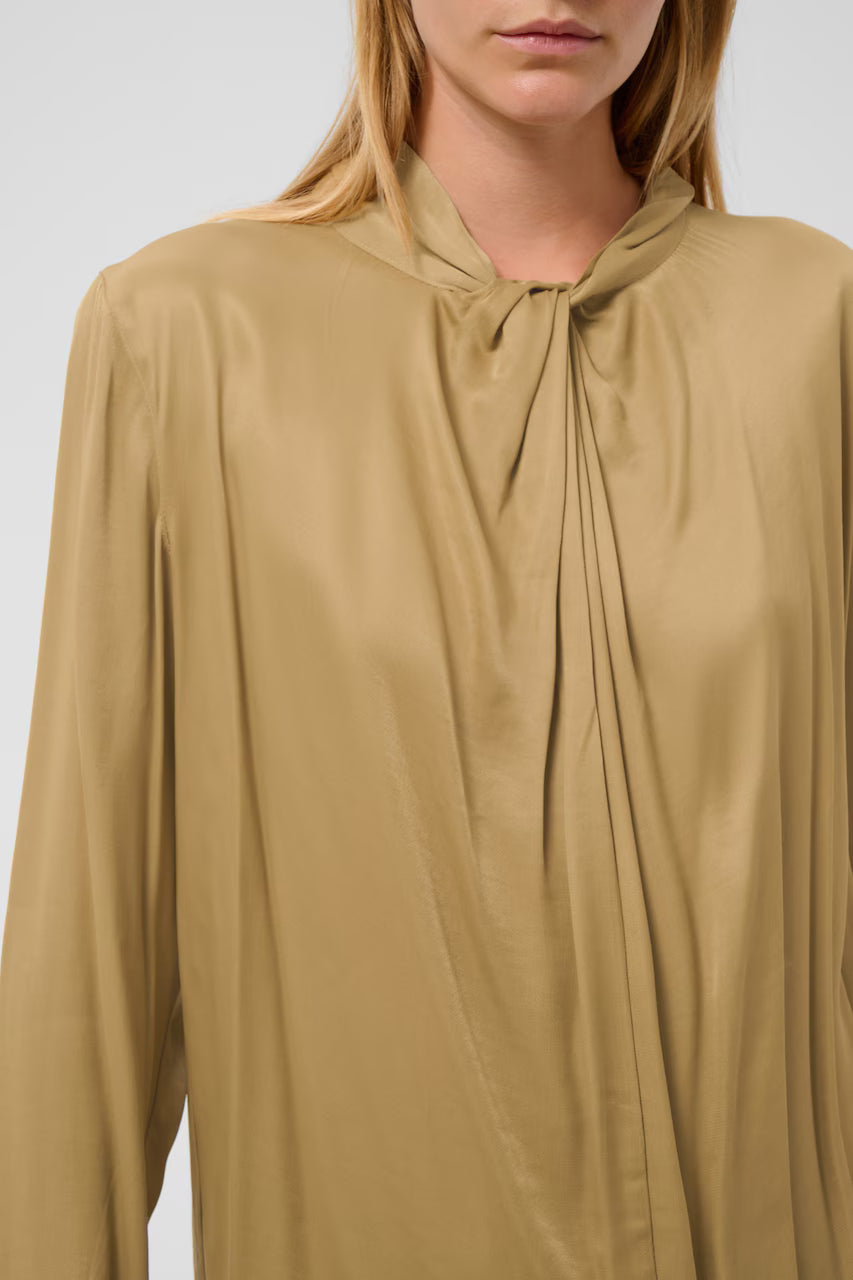 Detail der Soaked Nadeya Blouse Fennel Seed mit elegantem Schleifenkragen und fließendem Stoff
