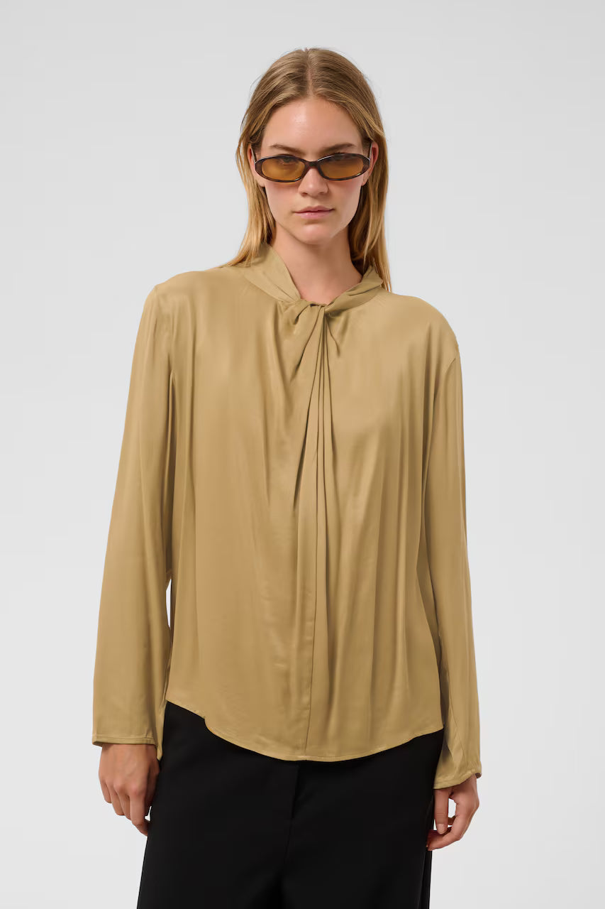 Soaked Nadeya Blouse Fennel Seed mit langen Ärmeln, fließender Passform und dekorativem Schleifenkragen