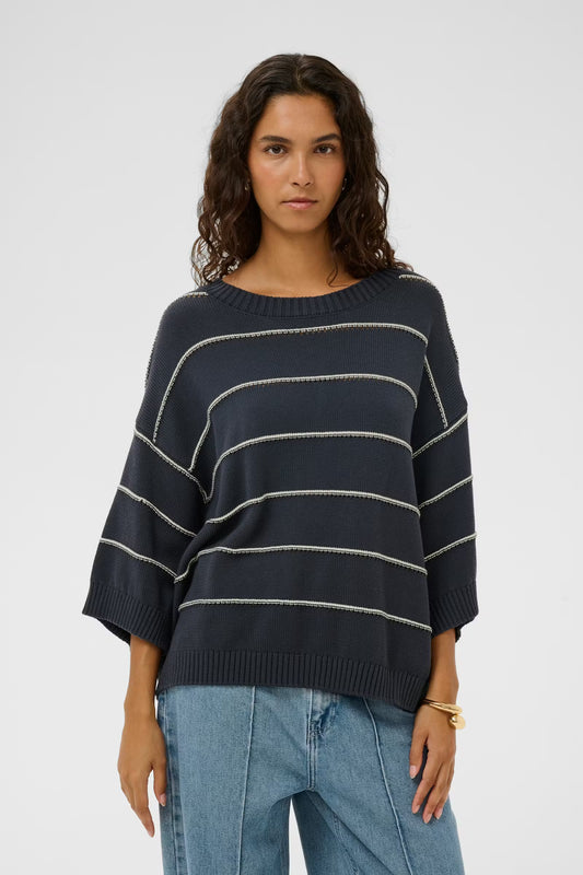 Soaked Rava Romy Pullover - India Ink White Stripe mit Streifenmuster, Frontansicht des Damenpullovers