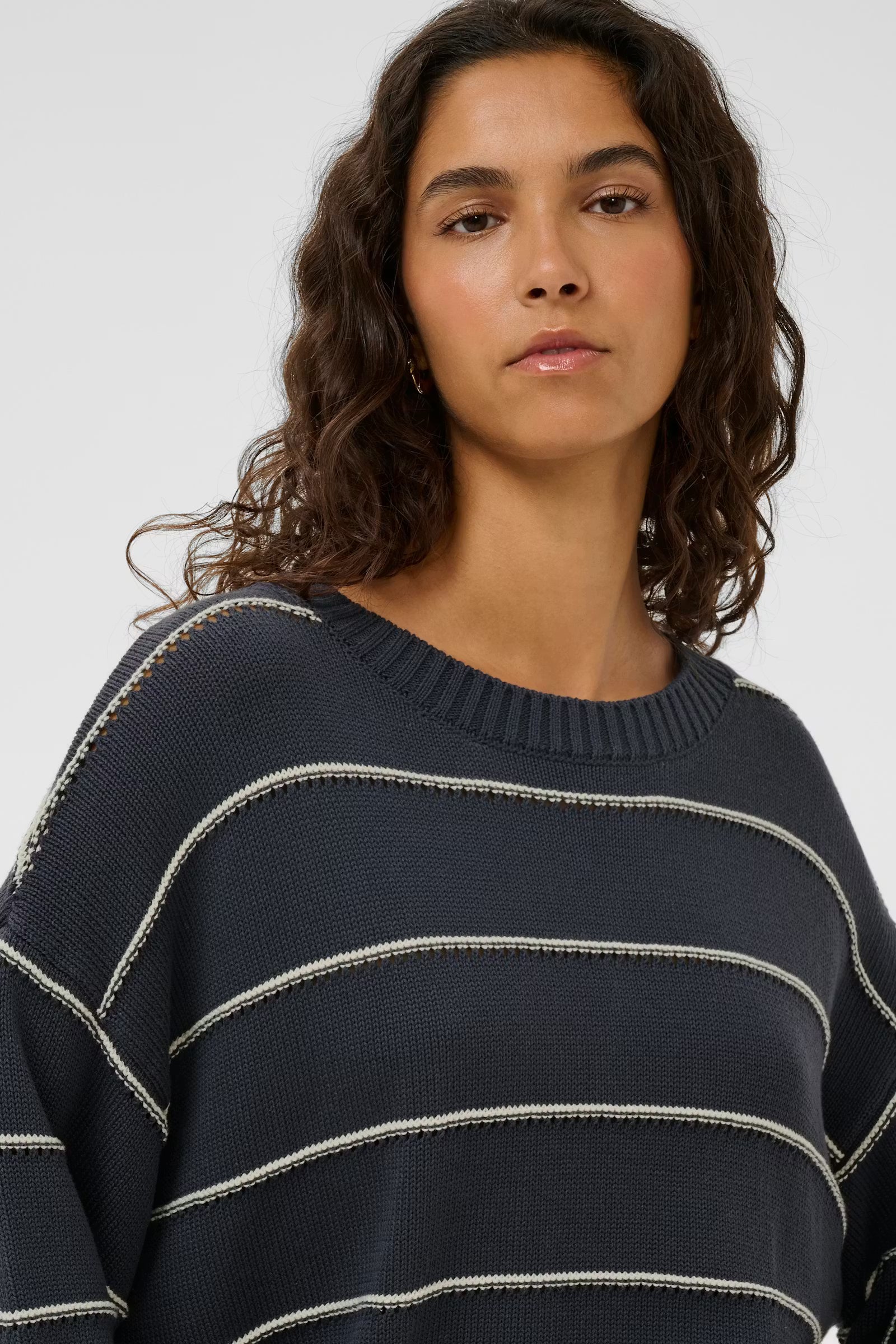 Soaked Rava Romy Pullover - India Ink White Stripe, seitliche Ansicht mit klassischem Rundhalsausschnitt
