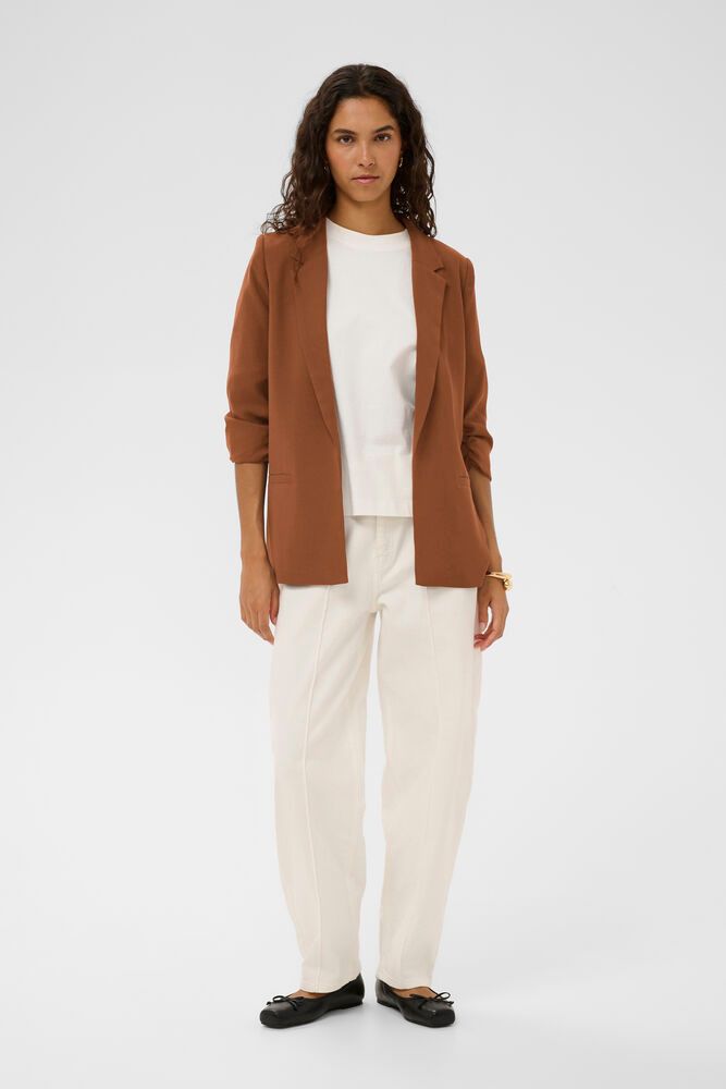 Soaked Shirley Blazer - Cappuccino, eleganter Blazer im Regular Fit kombiniert mit Stoffhose, Ganzkörperansicht