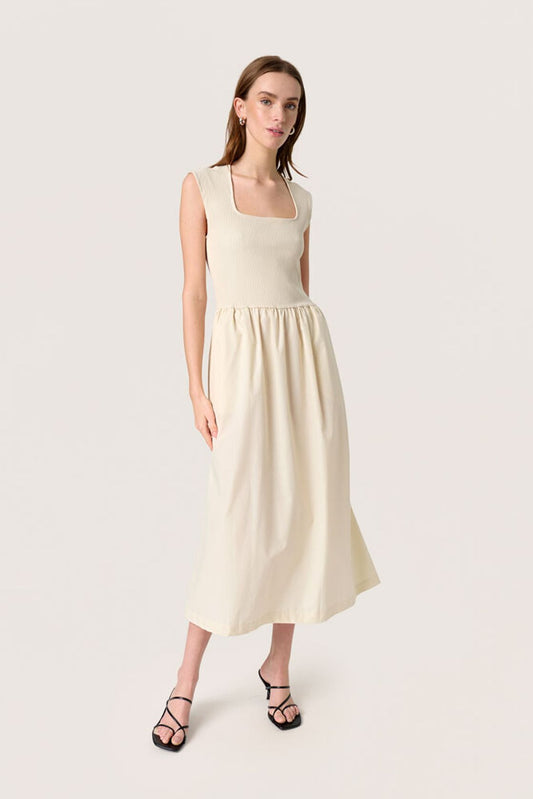 Komplette Vorderansicht des Soaked Simone Phoebe Dress · Oatmeal Nature – leichtes Midikleid in hellem Naturton mit femininem Schnitt.