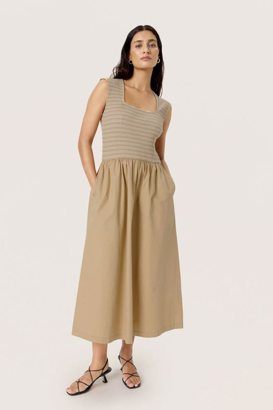Komplette Vorderansicht des Soaked Simone Phoebe Dress in Travertine Brown – feminines Sommerkleid mit weiter Passform und Schulterträgern.