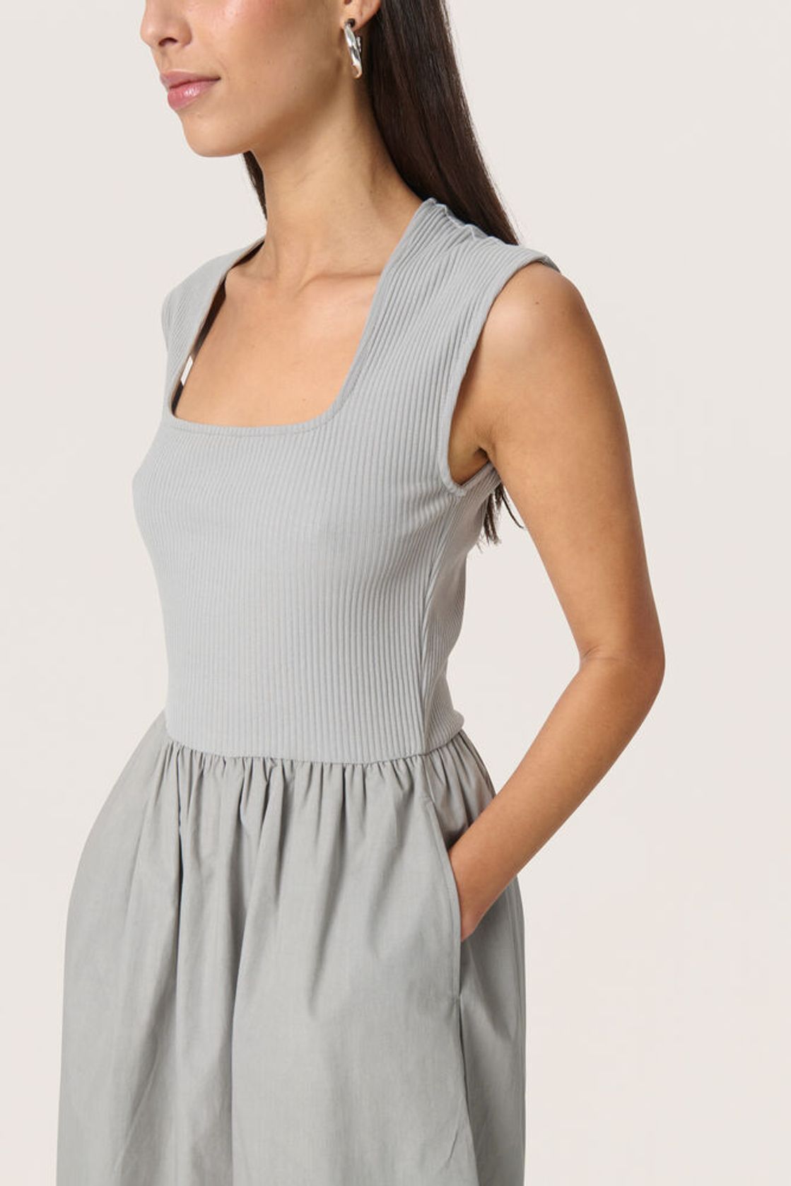 Nahaufnahme des Soaked Simone Phoebe Dress in Ultimate Gray – Detailansicht des gerippten Oberteils und der eingearbeiteten Seitentaschen.