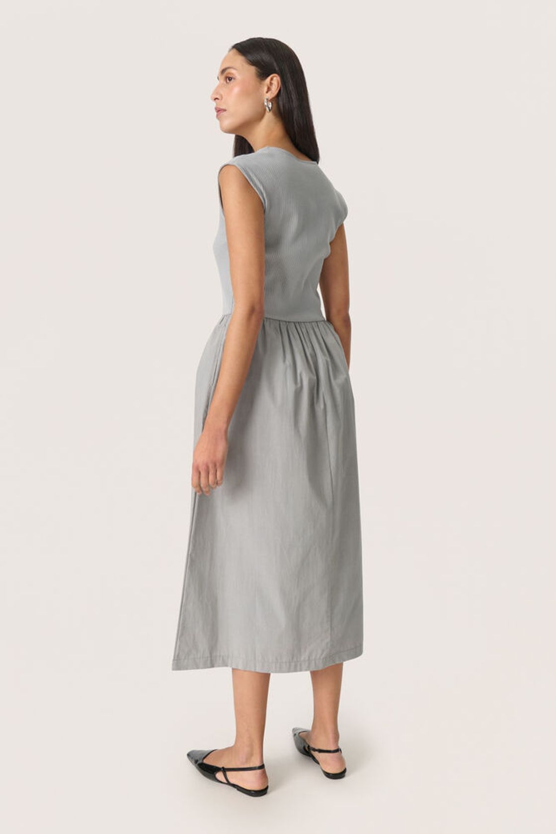 Rückansicht des Soaked Simone Phoebe Dress in Ultimate Gray – luftiges Kleid in femininer Silhouette mit normaler Taille.