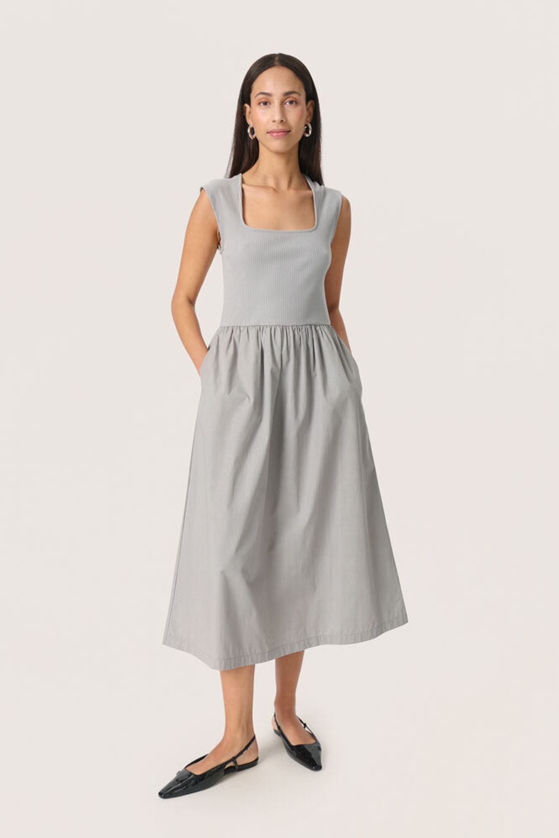 Model trägt das Soaked Simone Phoebe Dress in Ultimate Gray – Vorderansicht des grauen Sommerkleides mit geripptem Oberteil und weitem Rock.