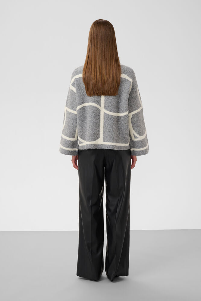 Soaked Sorea Mono Pullover in Grey Melange Monogram – grauer Damenpullover mit cremefarbenem grafischem Muster in Rückansicht