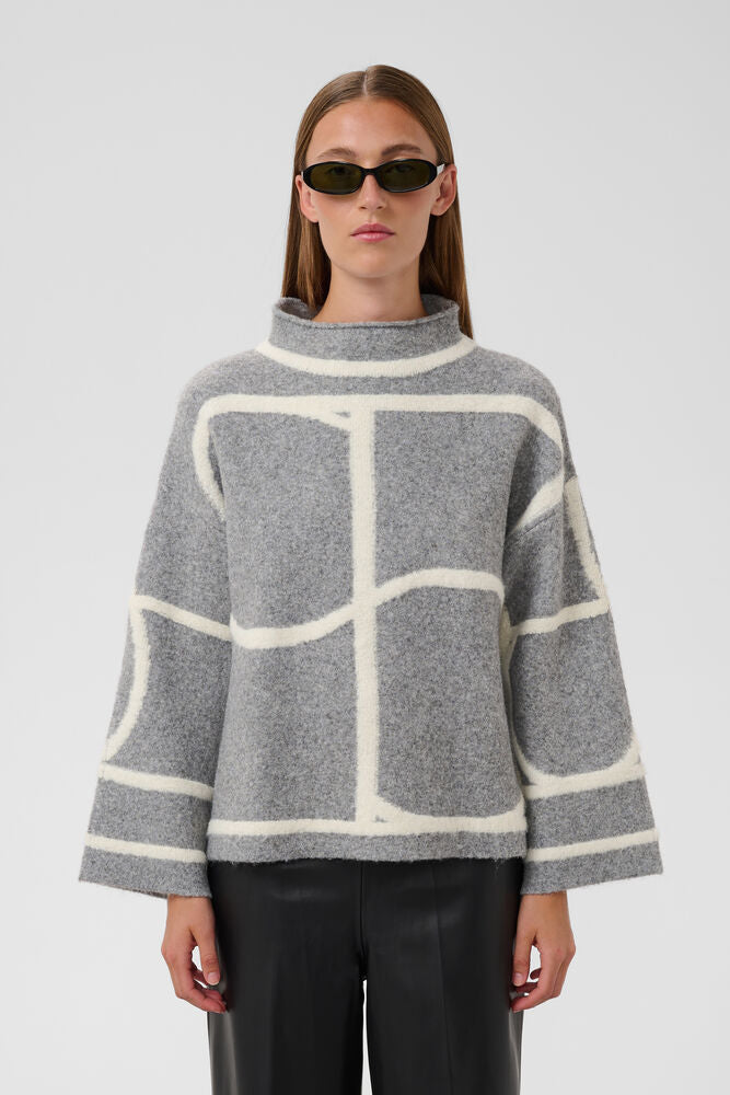 Soaked Sorea Mono Pullover in Grey Melange Monogram – grauer Damenpullover mit cremefarbenem Monogramm-Muster, weitem Schnitt und Stehkragen in Vorderansicht