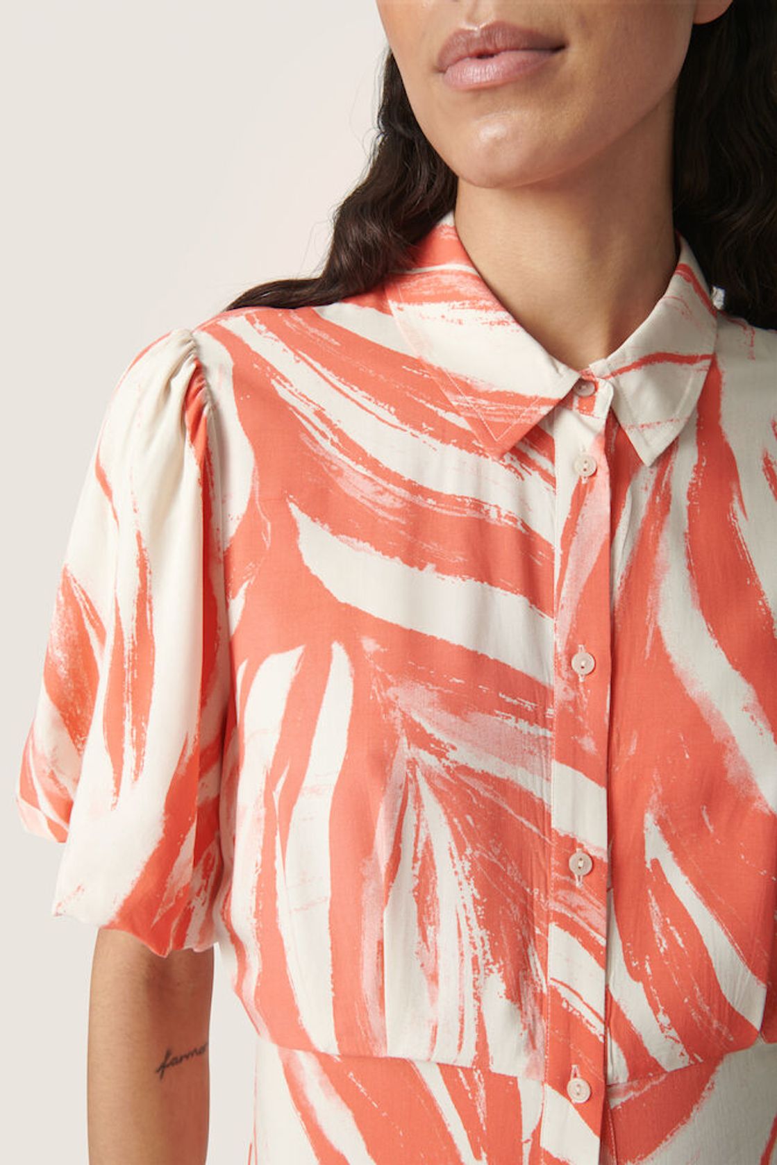 Detailansicht des Soaked Wynter Midi Dress · Hot Coral Wave – Fokus auf klassischen Kragen, Knopfleiste und lebendiges Muster.