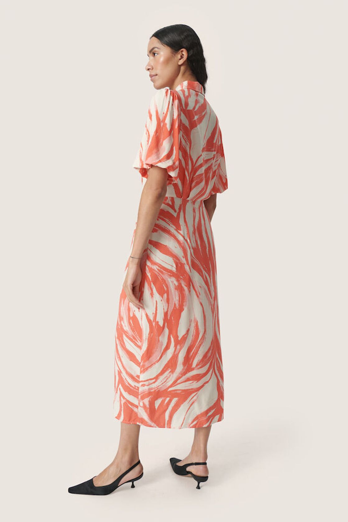 Rückansicht des Soaked Wynter Midi Dress · Hot Coral Wave – Kleid mit gerader Passform und fließendem Schnitt in auffälligem Coral-Muster.