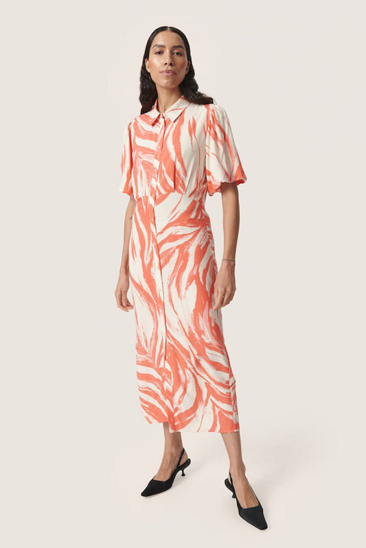 Komplette Vorderansicht des Soaked Wynter Midi Dress · Hot Coral Wave – luftiges Midikleid mit Knopfleiste und kurzen Ärmeln.