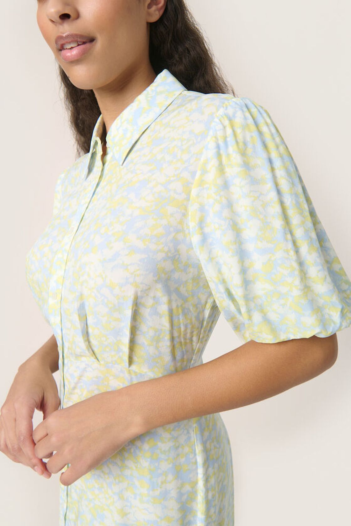 Soaked Wynter Midi Dress · Skyway Dizzy Print – Detailaufnahme des Kragens und der Puffärmel in frischem Pastellmuster