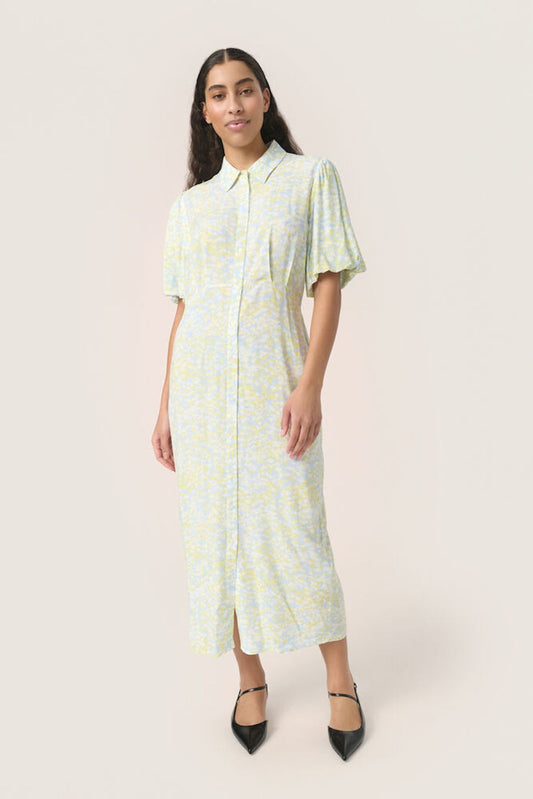 Soaked Wynter Midi Dress · Skyway Dizzy Print – Gesamtansicht von vorne mit durchgehender Knopfleiste und lockerer Passform